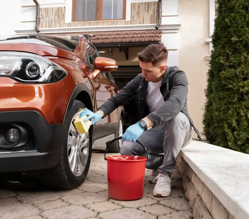 Lavage auto à domicile Guillonville : professionnel intervenant sur un véhicule